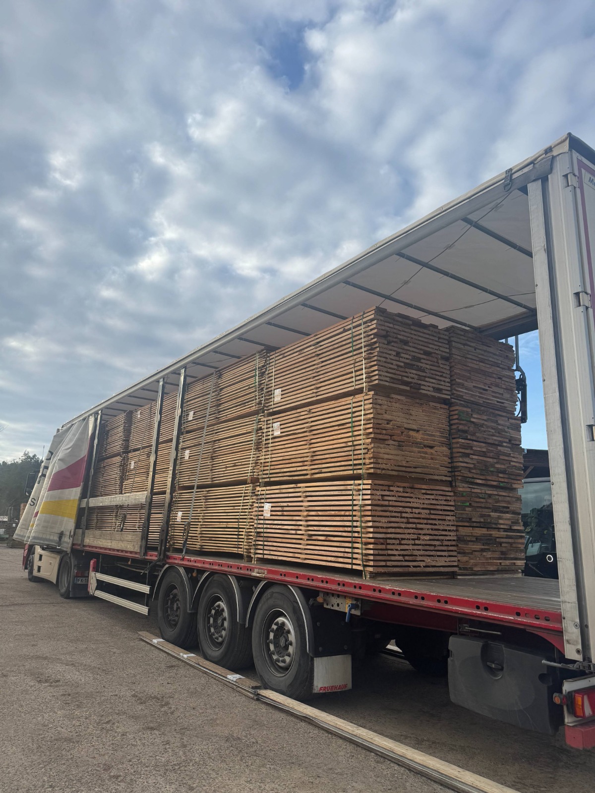 Expédition de volige et bois de coffrage vers le nord de la région Nouvelle-Aquitaine